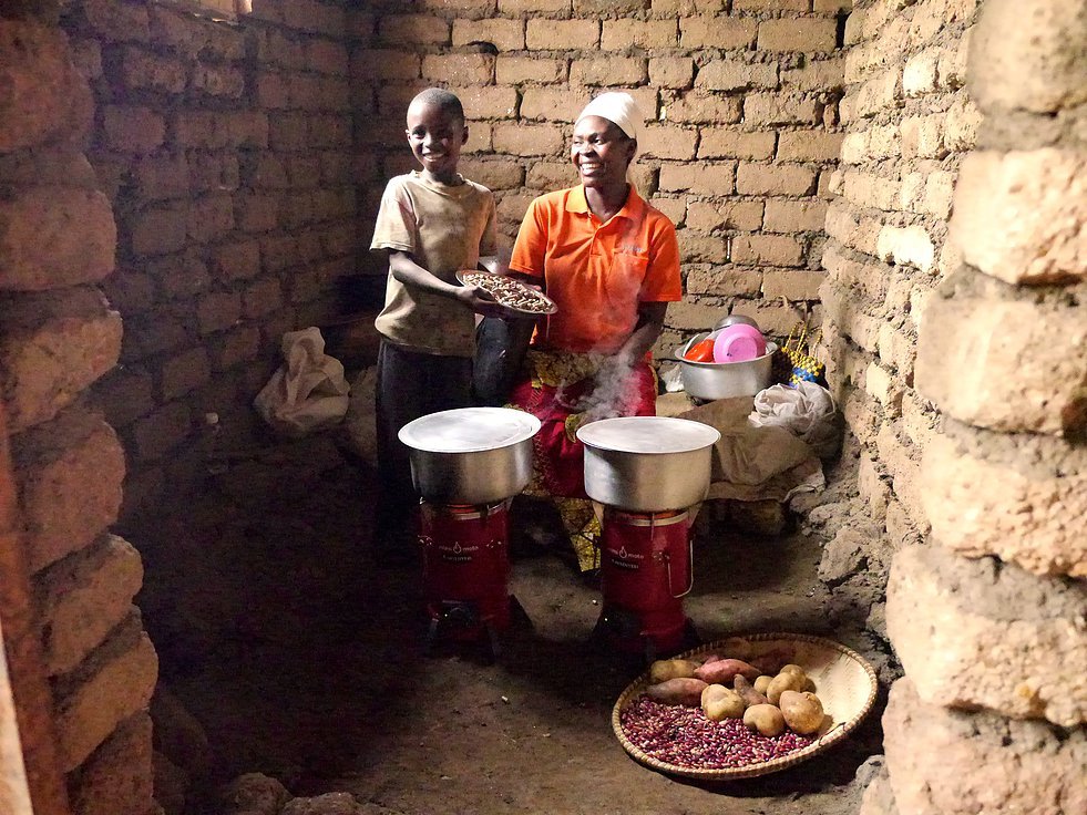 Inyeneryi rural customer cooking w_2 Mimi Moto stoves